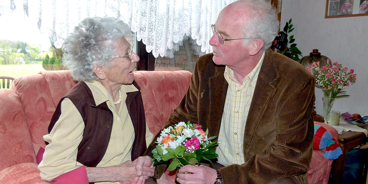 Pfarrer Holger Papies überreichte Hedwig Knorn Blumen im Namen der Ev. Kirchengemeinde (Foto: Marek Schirmer)