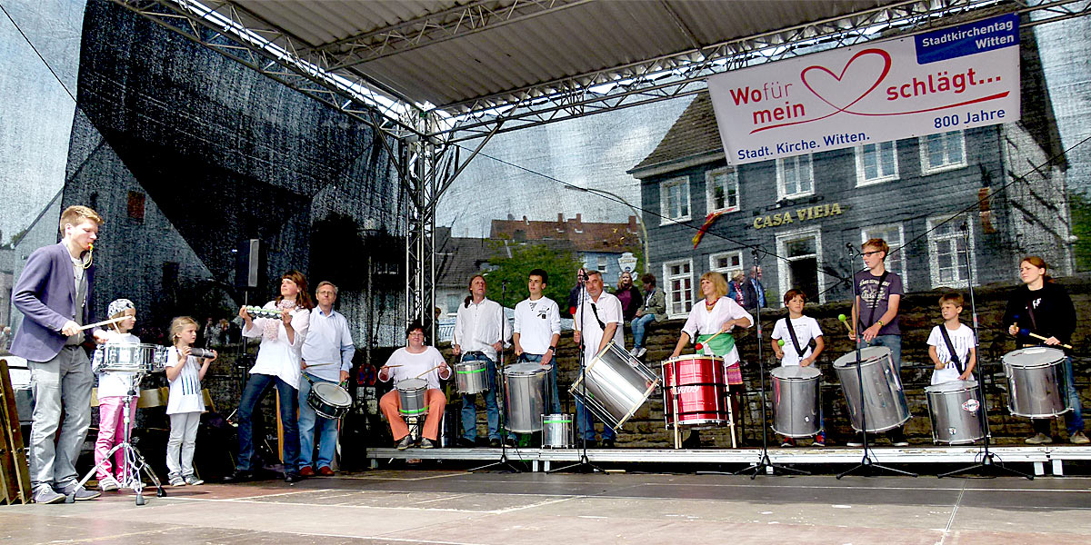 Die Stockumer Trommler Bateras Feras und Ginga unter der Leitung von Joscha Denzel auf dem 1. Stadtkirchentag Witten. (Foto: M. Schirmer)