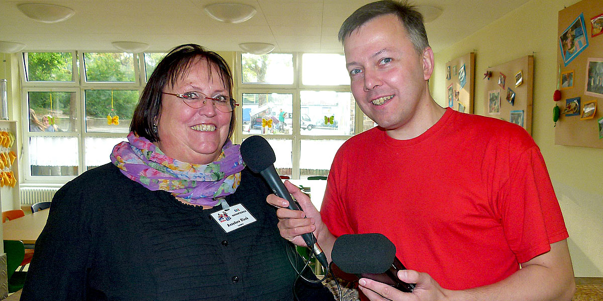 Die Leiterin der OGS Harkortschule Annedore Blank wird interviewt von Marek Schirmer