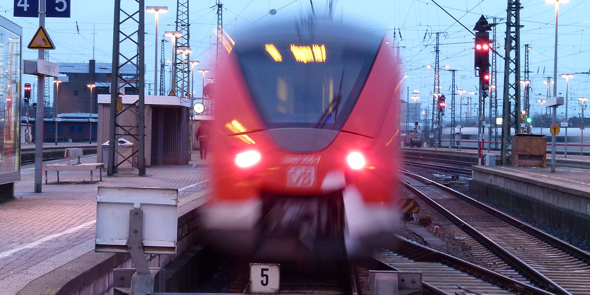 Schuckbild - S-Bahn verläßt den Dortmunder Hauptbahnhof (Foto: Marek Schirmer)
