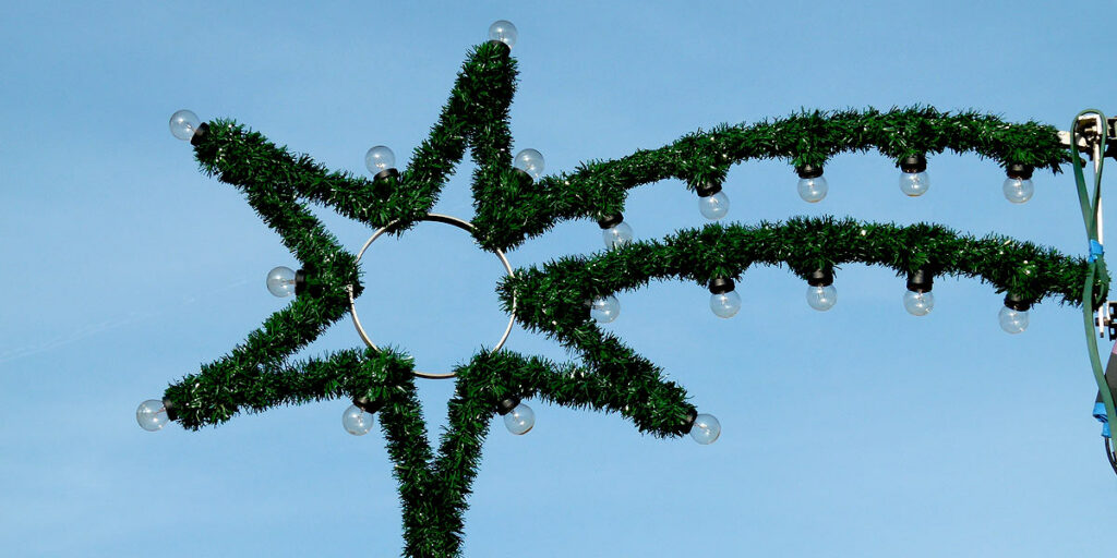 Ohne Spenden und viel Ehrenamtlichearbeit würde die Weihnachtbeleuchtung in Stockum nicht leuchten. (Foto: Marek Schirmer)