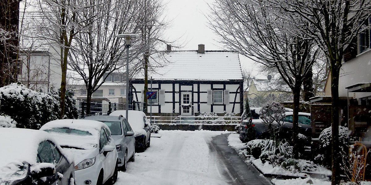 Zu den weißen Mauern des Fachwerkhauses an der Himmelohstraße gesellt sich der Schnee auf dem Dach. Auch für den Fotografen ein seltener Anblick.(Foto: Marek Schirmer)