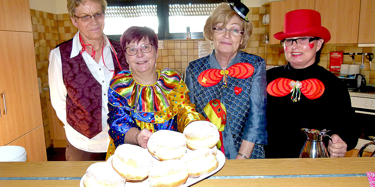 Eleonore Kick (v.l), Marita Mutschler, Magred Schröder und Christina Brzezina begrüßten Café Max Besucher im kath. Gemeindezentrum mit leckeren Berlinern. (Foto: Marek Schirmer)