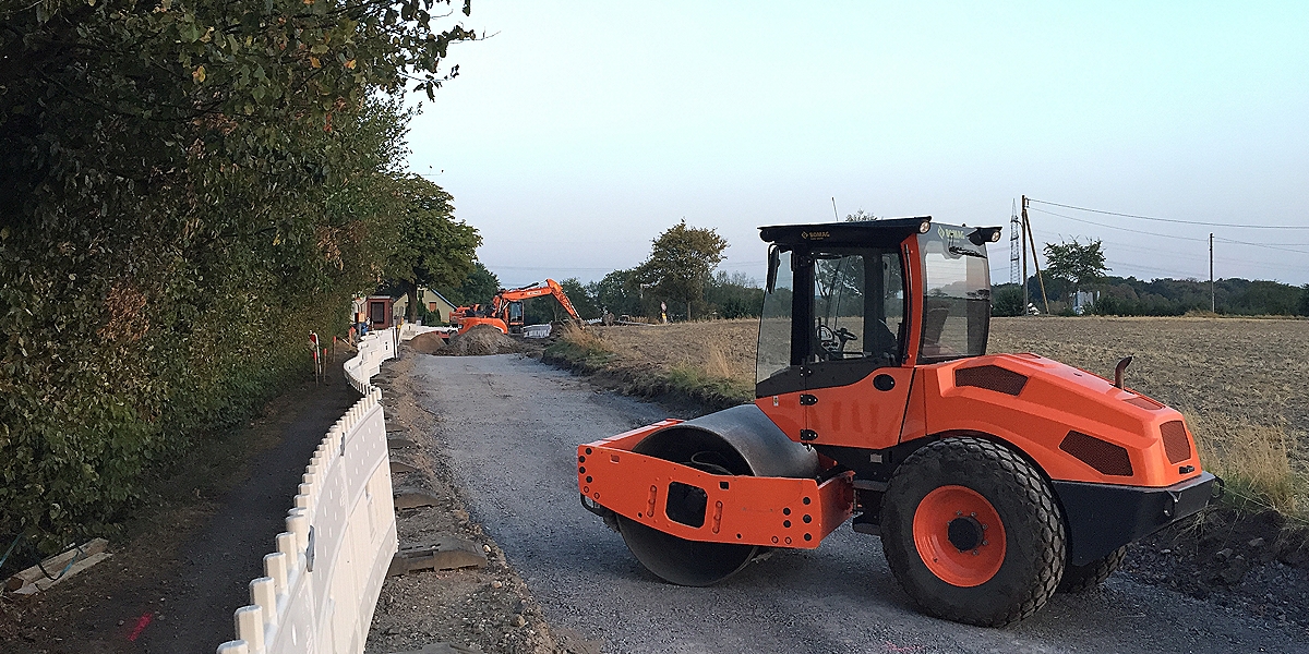 Noch sieht die Stockumer Straße im Bereich des Vöckenbergs unfertig aus, die Aufnahme entstand am 16. August. Schon in einer Woche will die Stadt Witten den Umleitungsverkehr von der Pferdebachstraße über die Stockumer Straße nach Stockum lenken (Foto: Marek Schirmer)