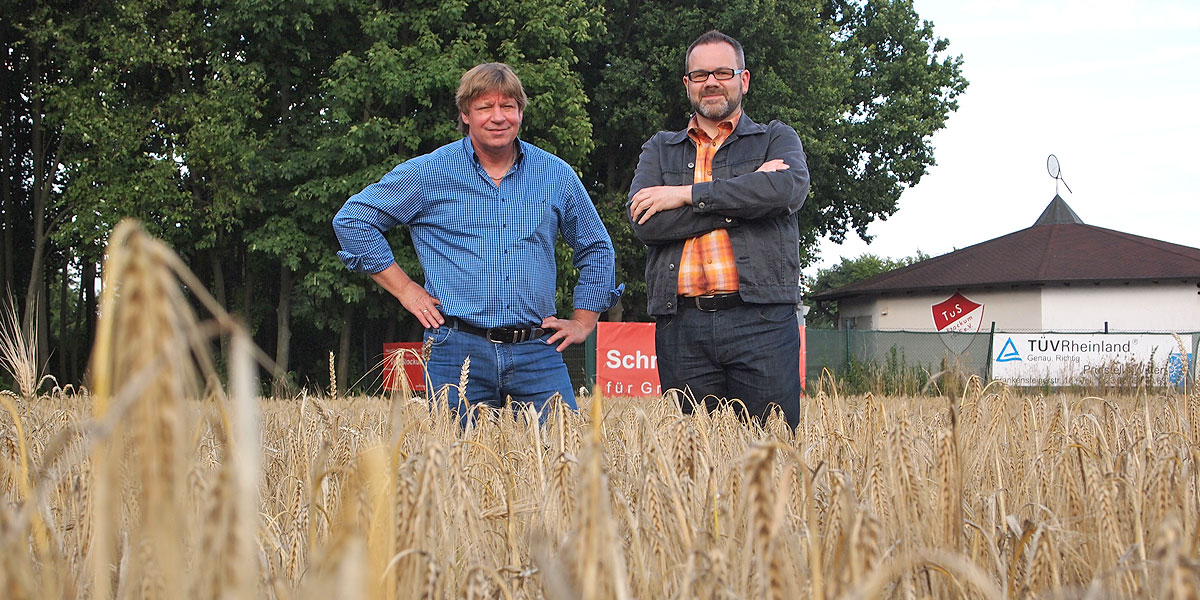 Piraten Roland Löpke und Stefan Borggraefe 2015 auf der Fläche in Stockum. (Foto: Sylvia Bergtholdt/PM Piratenfraktion)