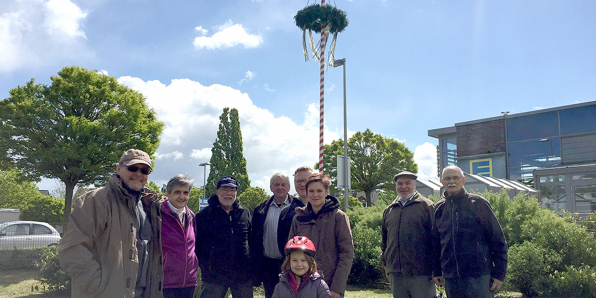 Die Mitglieder des SPD-Ortsvereins Stockum stellten auch in diesem Jahr wieder den Maibaum in Stockum auf. (Foto: M. Schirmer)