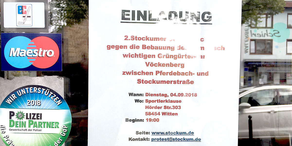 Schmücken mit fremden Federn? Dieses Plakat finden Sie in Stockumer Schaufenster. Das Plakat wurde nicht von stockum.de veröffentlicht. (Foto: Marek Schirmer)