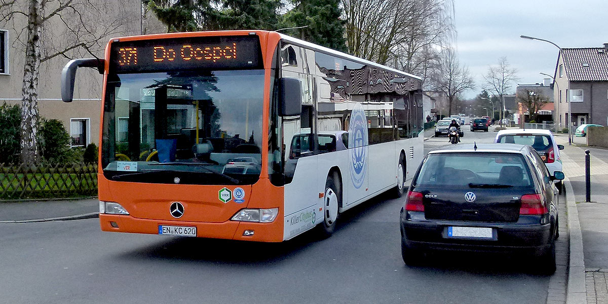 Alle Jahre wieder: Bus der Linie 371 fährt am Rosenmontag über die Himmelohstraße. (Foto: Marek Schirmer)