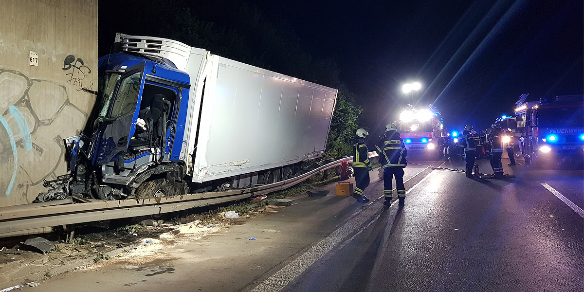 Verunglückter LKW an der Autobahn 44. (Foto: Feuerwehr Witten)