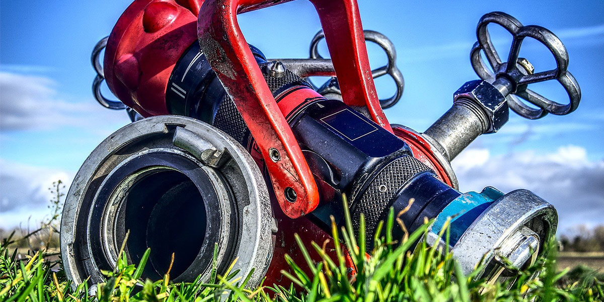 Verteiler ist eine wasserführende Armatur der Feuerwehr (Musterfoto). (Foto: Markus Distelrath/Pixabay)