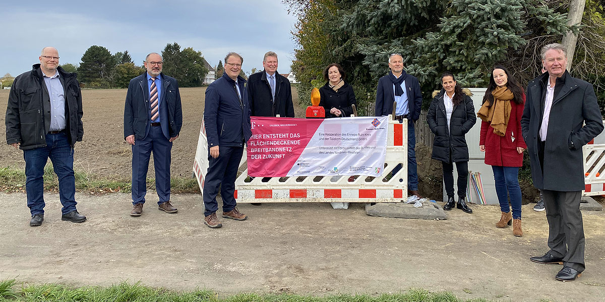 Spatenstich "Am Katteloh" (v.l.): Ulrich Schilling (Breitbandbeauftragte, EN-Kreis), Stefan Baldzun (Telekom), Olaf Schade (Landrat), Frank Hasenberg (Bürgermeister Wetter), Sonja Leidemann (Bürgermeisterin Witten), Peter Uphoff (Wirtschaftsförderung Wetter), Sandra Schüler (Kämmerin, Breckerfeld), Lena Dobrick (Wirtschaftsförderin, Gevelsberg), Dieter Joachimi (Beigeordnete, Herdecke) und Georg Plassmann (Wirtschaftsförderung, Hattingen) (Foto: UvK / Ennepe-Ruhr-Kreis)
