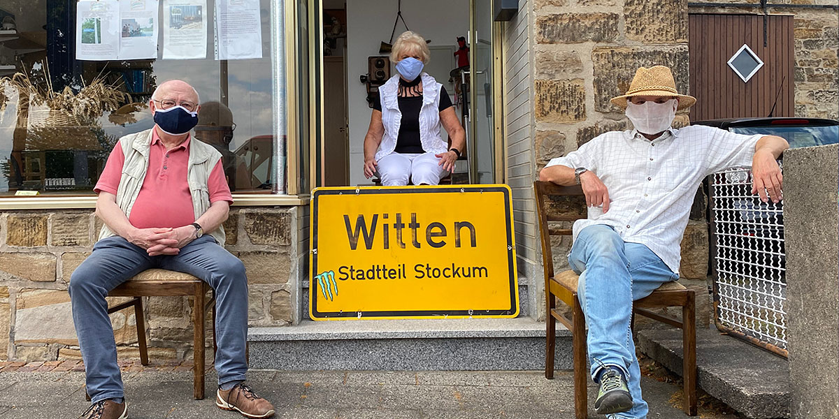 Unter Berücksichtigung der Corona-Vorschriften vor der Heimatstubbe der Heimatfreunde Stockum Düren: Wolfgang Lippert (1. Vorsitzender), Karoline Robbert (Archivarin) und Vereinsmitglied Bernd Wittke. (Foto: Marek Schirmer)