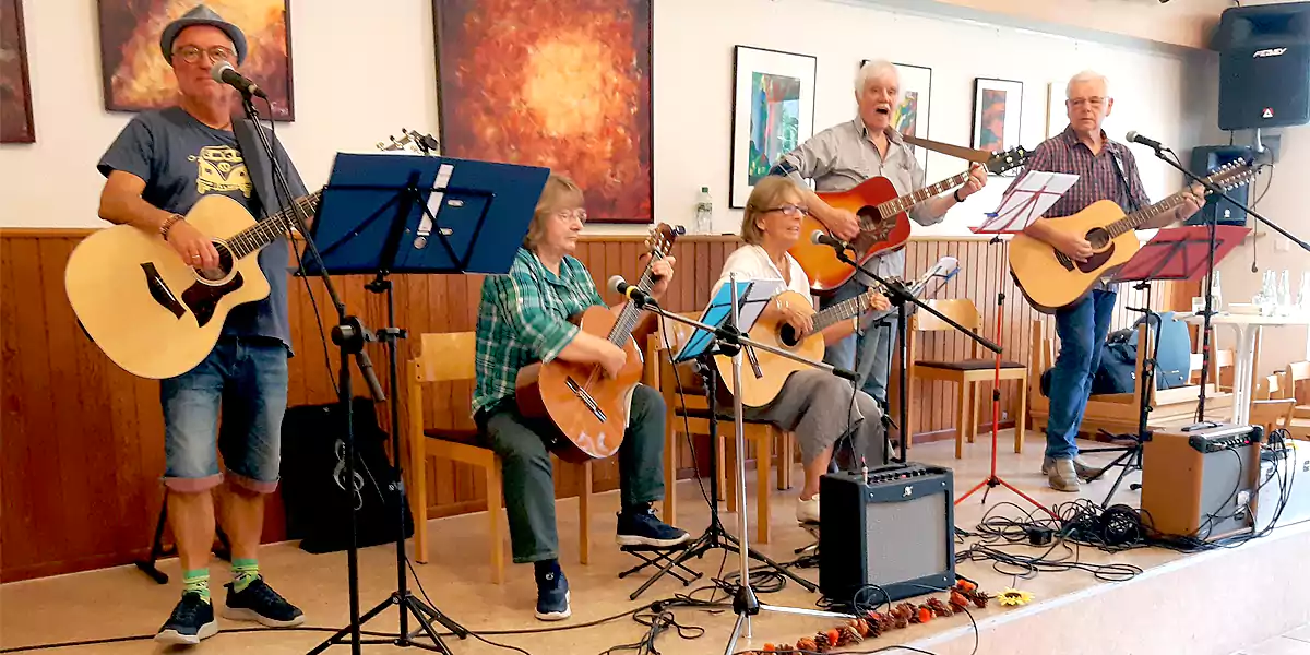 Surehands auf der Bühne im Paul-Gerhard-Haus (Foto: Gudrun Gronau)
