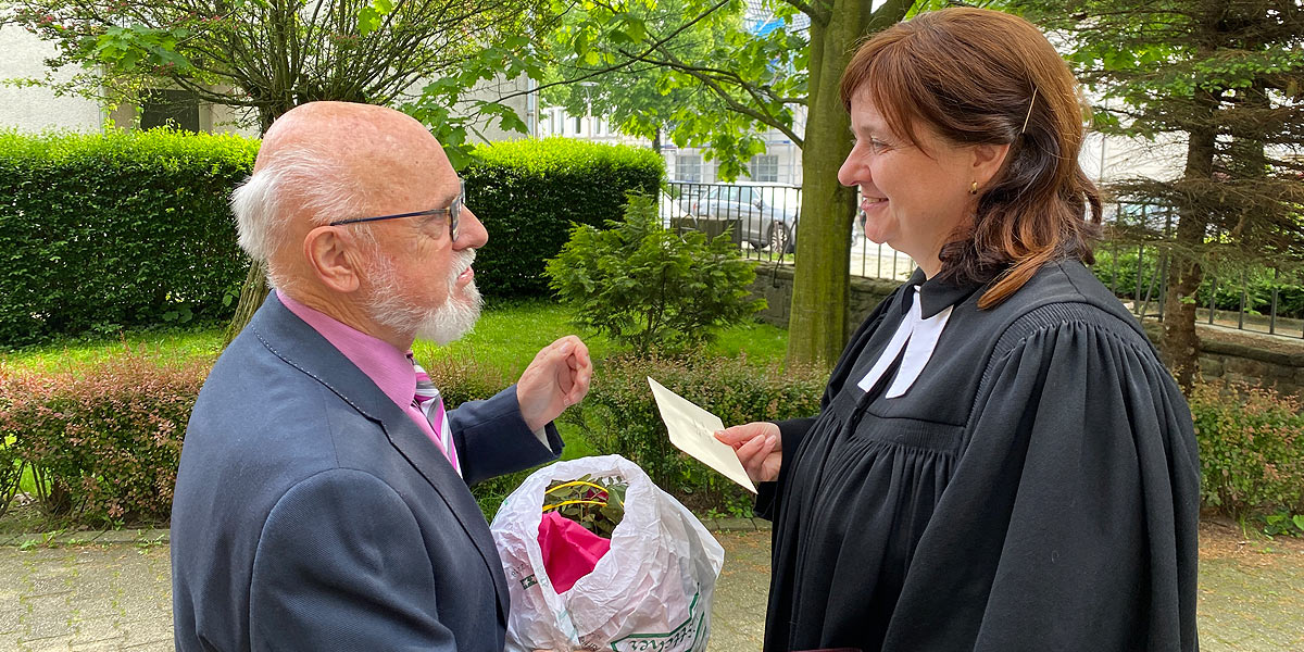 Aletta Dahlhaus nahm am 21. Mai 2023 Abschied von der Stockumer Ev. Kirchengemeinde. Beste Wünsche von der Kath. Kirchengemeinde überreichte Ihr Klaus Mutschler. (Foto: Marek Schirmer)