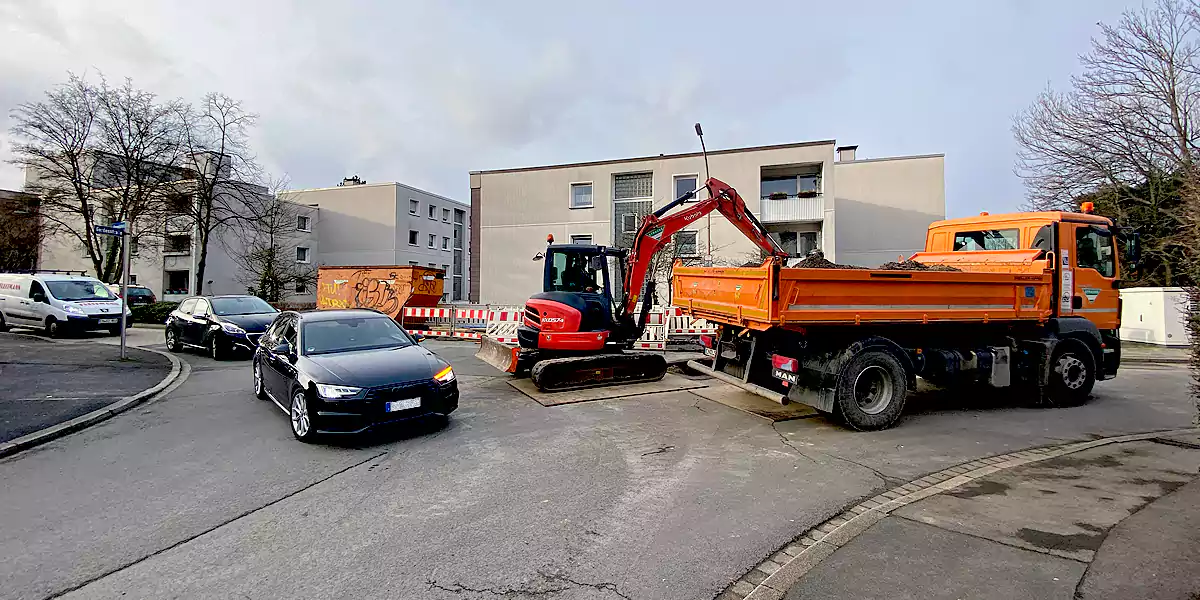 Die Bauarbeiten in der Himmelohstraße wurden wieder aufgenommen, die Durchfahrt unmöglich. (Foto: Marek Schirmer)
