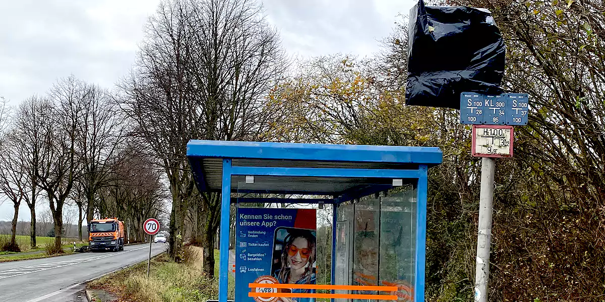 Die Bushaltestelle Himmelohstraße trägt Trauer. Mit einer schwarzen Folie wurde das Haltestellenschild zugedeckt. Jährlich seit dem Jahr 2022 verweigert die VER die Bedienung dieser Haltestelle an 121 bis 234 Tagen. (Foto: M. Schirmer)