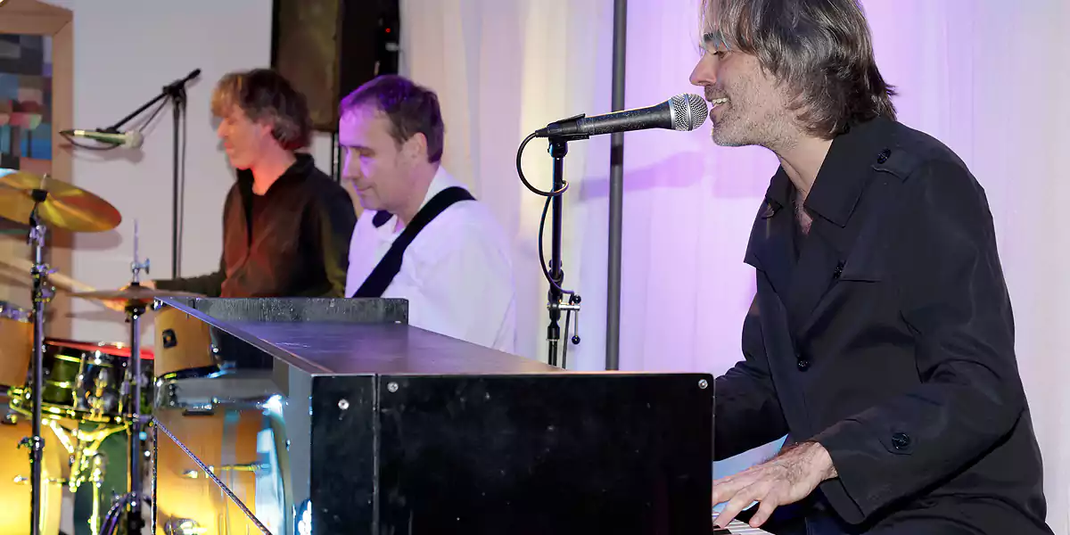 Die 78Twins Bastian (Piano) und Benny Korn (Schlagzeug) und Gitarrist Michael Minholz rocken im Altenzentrum am Schwesternpark Feierabendhäuser. (Foto: Fotos: Jens-Martin Gorny)