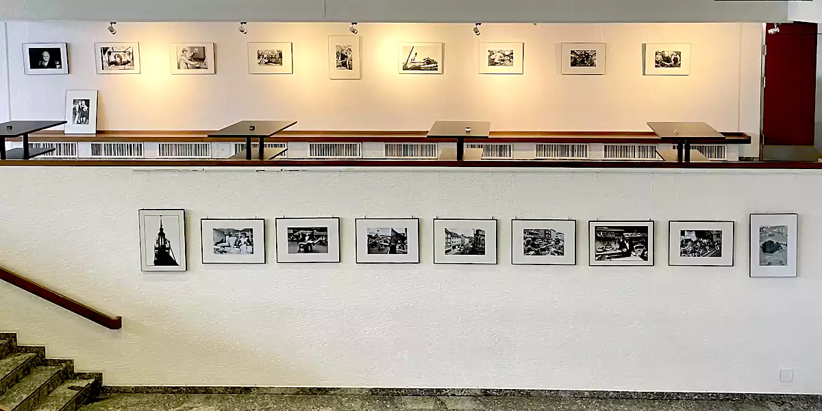 „Ein Foto sagt mehr als tausend Worte“, eine Ausstellung zur Erinnerung an die Fotografin Barbara Zabka im Saalbau Foyer (Foto: Joscha Denzel)