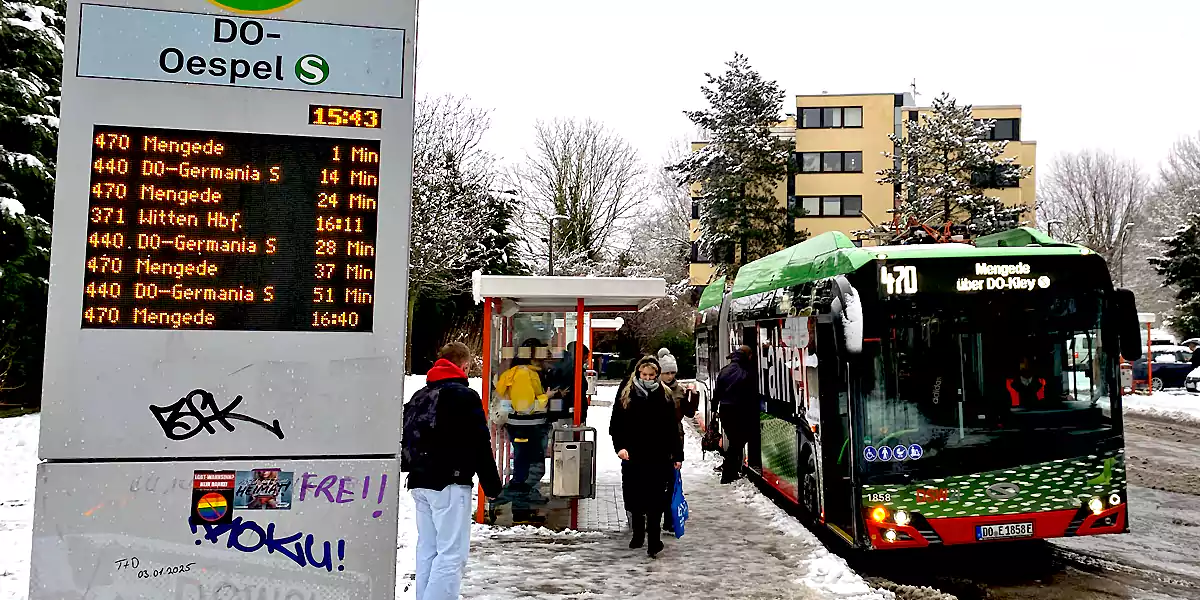 Dortmunder Busse verkehrten in Dortmund Oespel wie gewohnt, nur der „Wittener Bus“ der Linie 371 blieb wegen Schnee im Depot. (Foto: M. Schirmer)