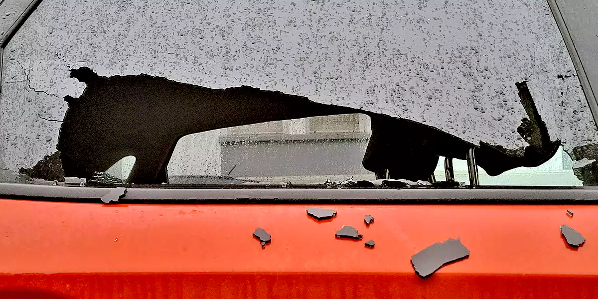 Die zerstörte Fahrzeugscheibe. (Foto: privat)