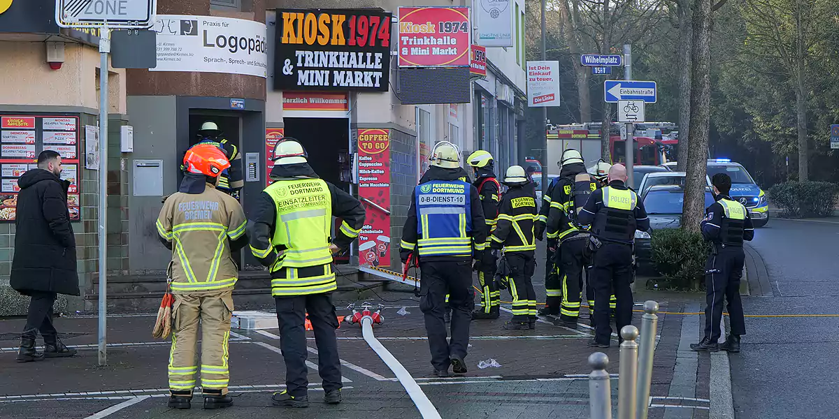Feuerwehr Einsatzkräfte vor dem Kiosk am Wilhelmplatz. (Foto: Feuerwehr Dortmund)