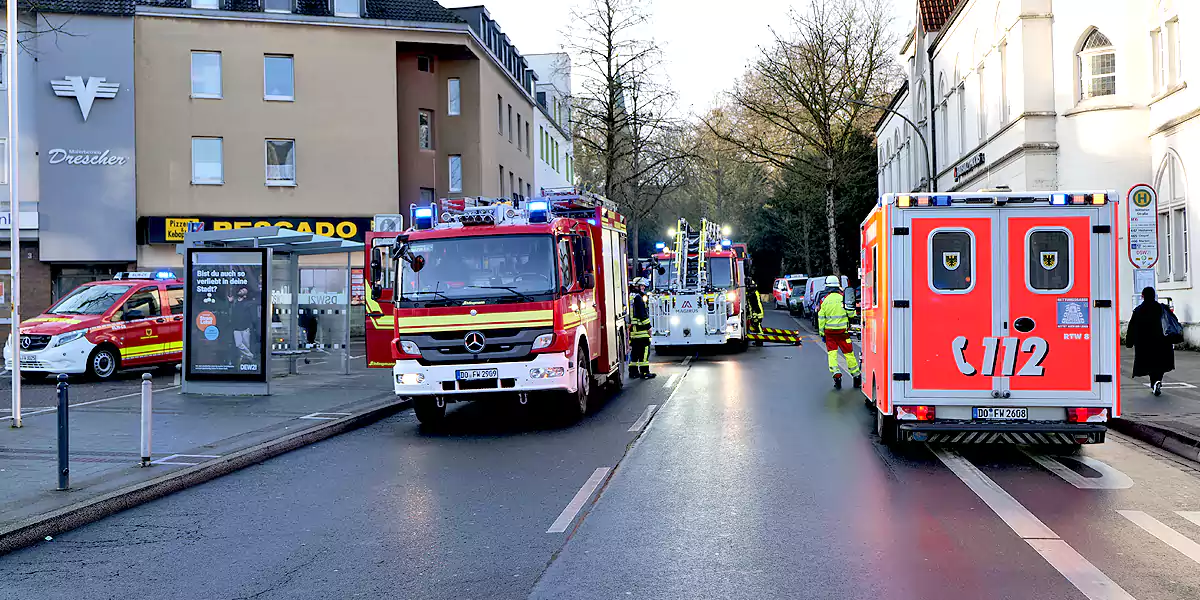 Die Wittener Straße war für die Löscharbeiten gesperrt. (Foto: Feuerwehr Dortmund)
