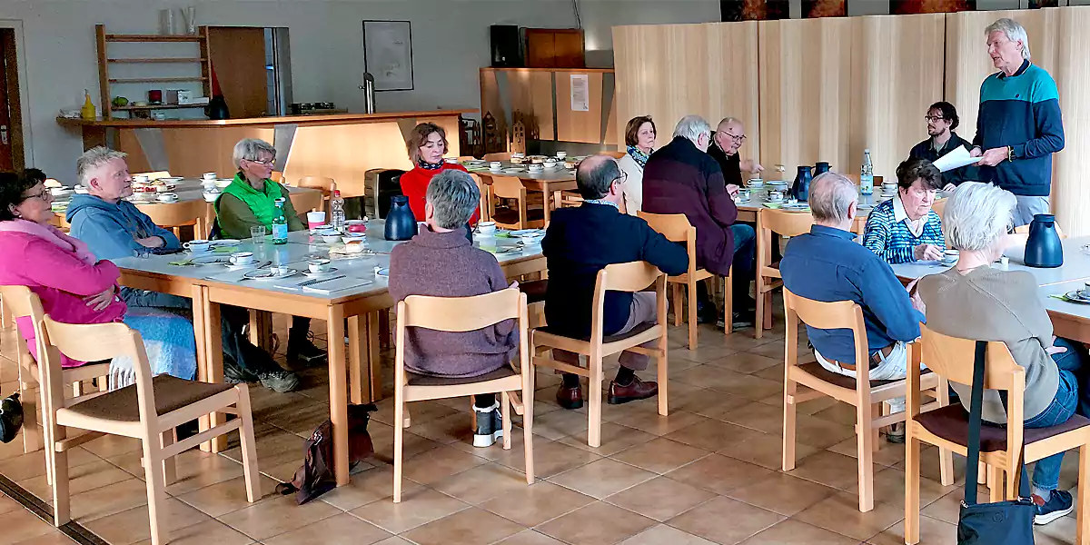 Ulrich Wolf und Dominik Paulus gaben beim Heimatnachmittag der Heimatfreunde Stockum/Düren am 19. Februar 2025 einen Einblick in die Arbeit der Wittener Tafel. (Foto: Karl-Heinz Thomas)