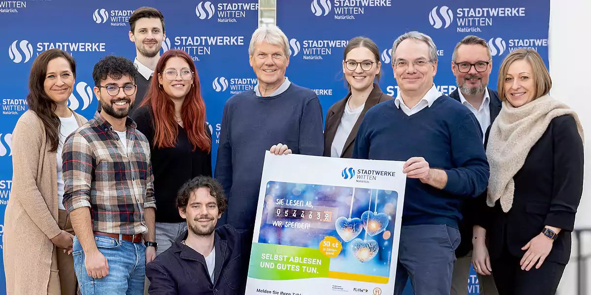 Markus Borgiel (hinten rechts) und Salvatore Labbate (vorn links) übergeben die Spendensumme an Vertreter von der Wittener Tafel, dem WG FLOW Bommern und dem Förderverein Kinderchirurgie e.V. des Marienhospitals Witten. (Foto: Sascha Kreklau / Stadtwerke Witten)