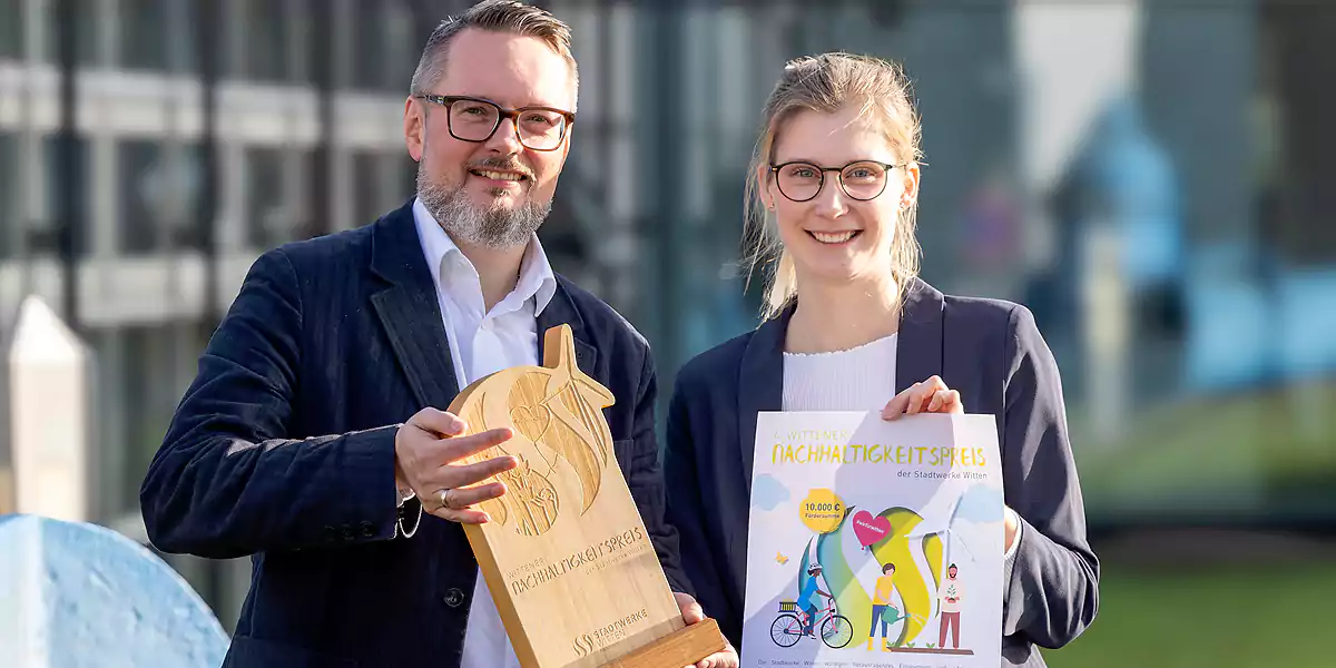 Bei der Verleihung des Nachhaltigkeitspreises wurden fünf engagierte Initiativen geehrt. Markus Borgiel, Vertriebsleiter der Stadtwerke (l.), und Isabell Ordon aus der Presseabteilung der Stadtwerke zeichneten die Projekte aus. (Foto: Sascha Kreklau / Stadtwerke Witten)