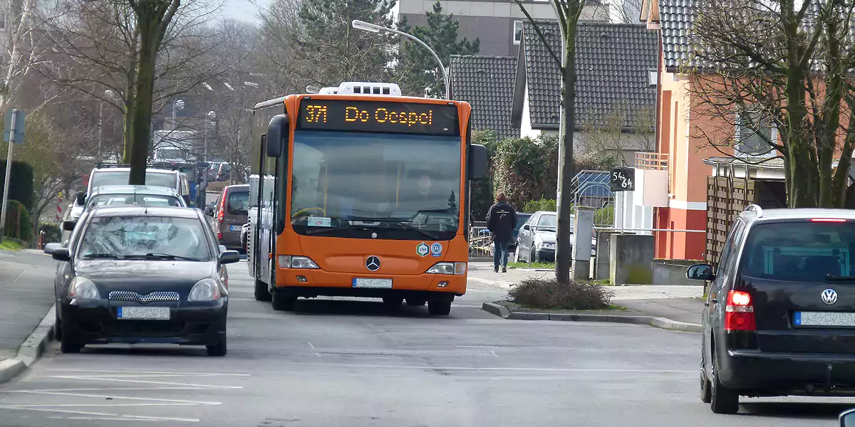 Während der Rosenmontagumzüge in Stockum wurde die Buslinie 371 in beiden Fahrtrichtungen über die Himmelohstraße umgeleitet. (Foto: Marek Schirmer)