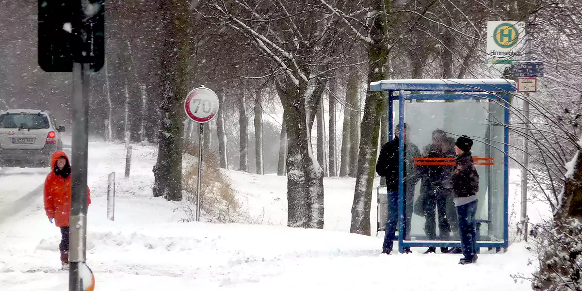 Baustellen, Schnee und oder fehlende Busfahrer führen immer wieder zu Ausfällen der Busse in Stockum. Auch am 9. Januar 2010 fiel zu viel Schnee, Fahrgäste wartetet an der Haltestelle Himmeohstraße vergeblich. (Foto: M. Schirmer)