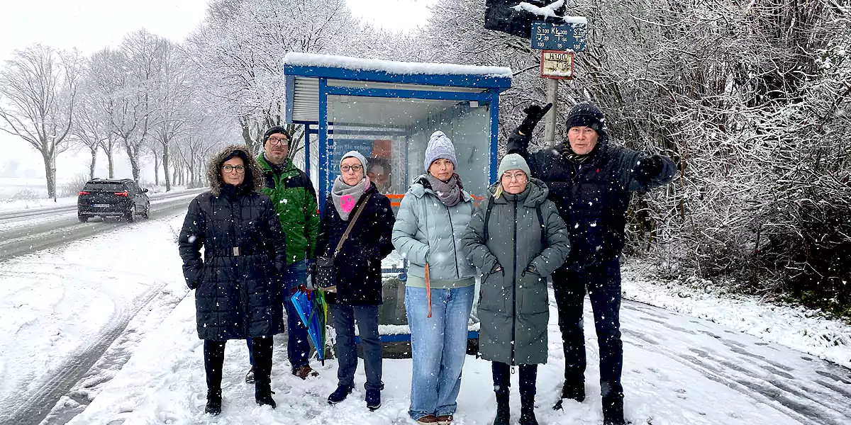 Trotz Schneefalls und Terminabsagte versammelten sich betroffene Fahrgäste an der Haltestelle Himmelohstraße, um ihren Unmut über die mangelnde Bedienung der Haltestelle zum Ausdruck zu bringen. (Foto: M. Schirmer)