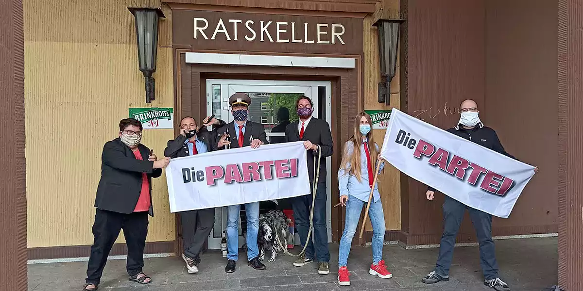 Mitglieder der Partei "Die Partei" vor dem Ratskeller in Witten. (Foto Die Partei)
