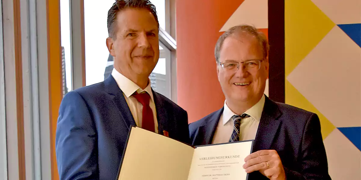 Landrat Olaf Schade überreichte dem Wittener Dr. Matthias Thöns im Schwelmer Kreishaus das Verdienstkreuz am Bande (Foto: UvK/Ennepe-Ruhr-Kreis)