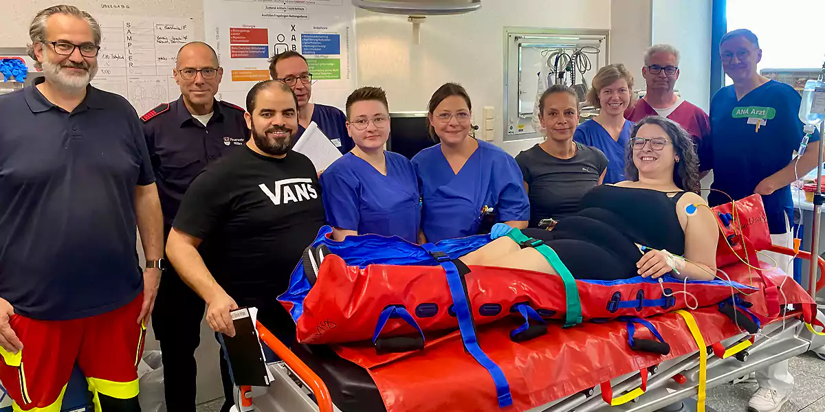 Das EvK Witten hat die Abläufe im Schockraum und dessen Einrichtung optimiert. Bei einem Training wurden die Neuerungen nun auf den Prüfstand gestellt. (Foto: EvK Witten)