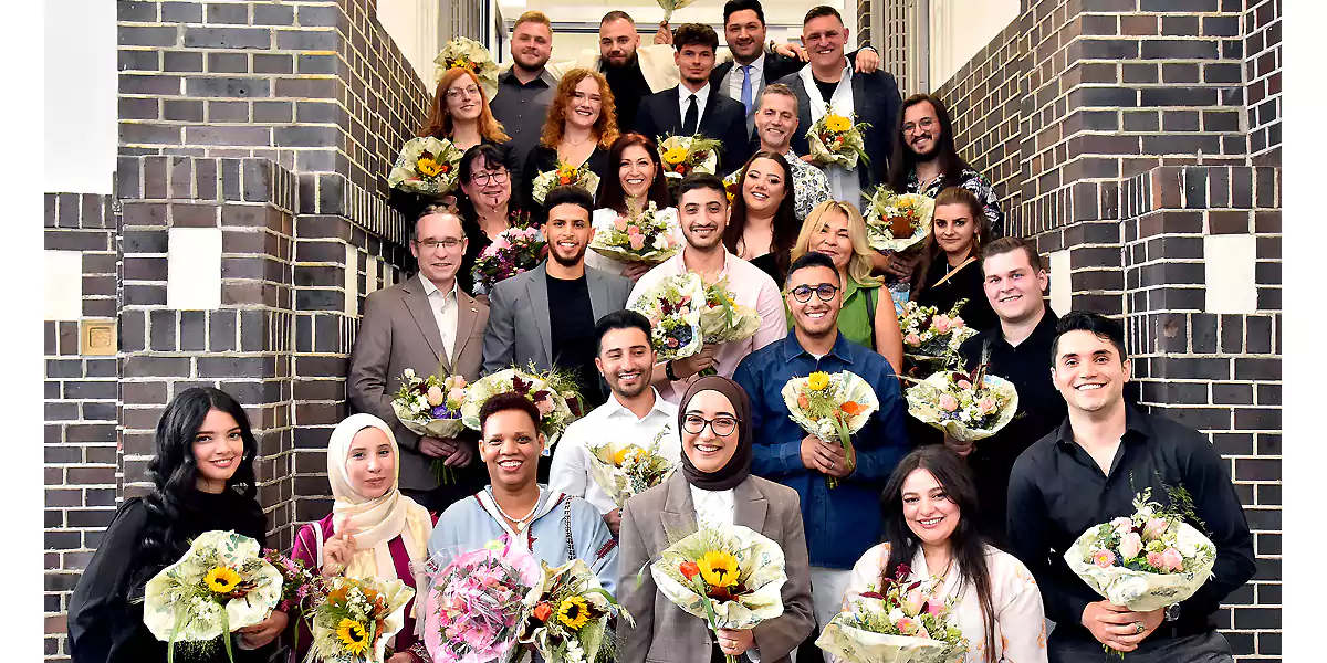 Die frisch examinierten Pflegefachkräfte stellen sich mit ihren Kursleitungen zum Gruppenfoto. (Foto: Jürgen Theobald / Diakonie Ruhr)