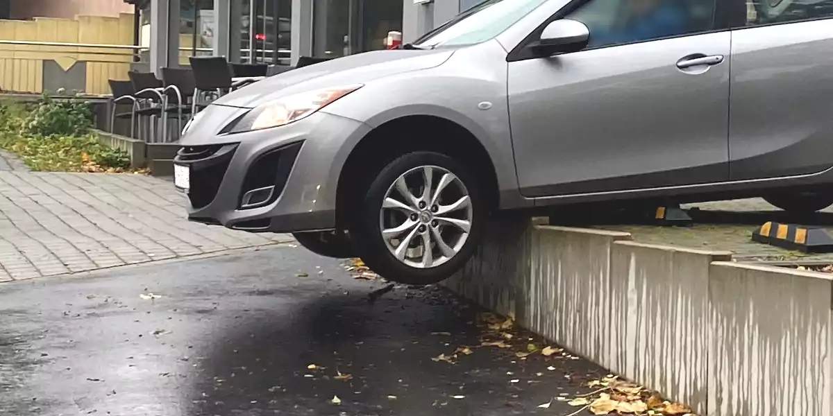 Hoch hinaus statt vorwärts: Ein Mazda 3 setzte sich in Witten unfreiwillig auf einen Winkelstein und blieb mit freischwebenden Vorderrädern stecken – sehr zur Erheiterung der zufälligen Zuschauer. (Foto: Marek Schirmer)