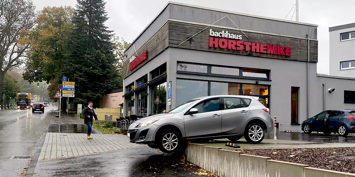 Hoch hinaus statt vorwärts: Ein Mazda 3 setzte sich in Witten unfreiwillig auf einen Winkelstein und blieb mit freischwebenden Vorderrädern stecken – sehr zur Erheiterung der zufälligen Zuschauer. (Foto: Marek Schirmer)
