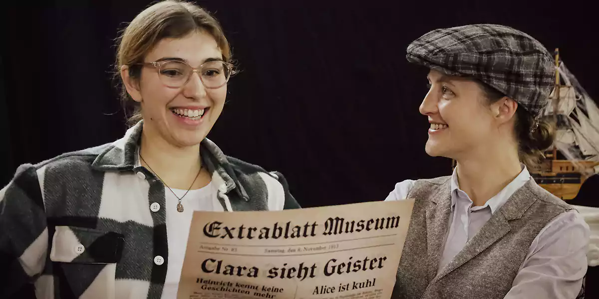 Der Zeitungsjunge Tim (Katharina Frigge-Schauer) zeigt Clara (Victoria Brickau) stolz seine neue Zeitung (Foto: Tobias Grunwald)