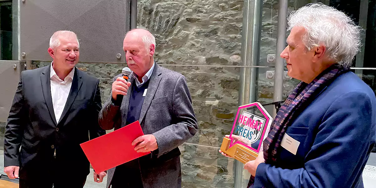 Bürgermeister Dirk Leistner (l.) überreichte Klaus Wiegand vom Heimat- und Geschichtsverein Bommern e.V. die Urkunde, Harald Kahl (r.) den Heimatpreis (Foto: Marek Schirmer)
