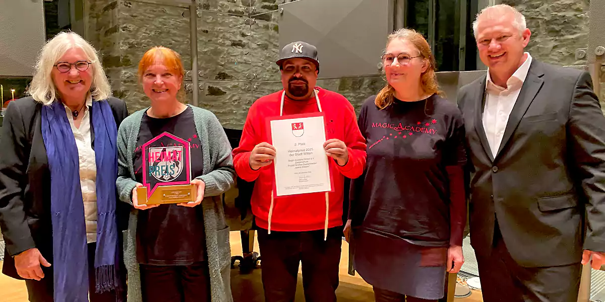 Lillo Dannert (Bündnis 90/Die Grünen) überreichte den Heimat-Preis an Susanne Malik, Shabaz Malik und Cordula Kaufmann von der Magic Academy Witten e.V. erhielt die Urkunde vom Bürgermeister Dirk Leistner (v.l.n.r). (Foto: Marek Schirmer)