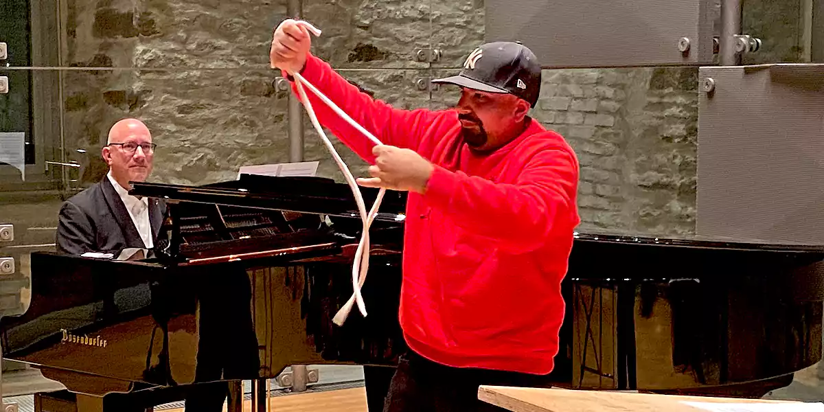 Vor der Preisverleihung an den Verein Magic Academy Witten brachte Shabaz Malik mit seiner Zauberkunst die Besucher zum Staunen. (Foto: Marek Schirmer)