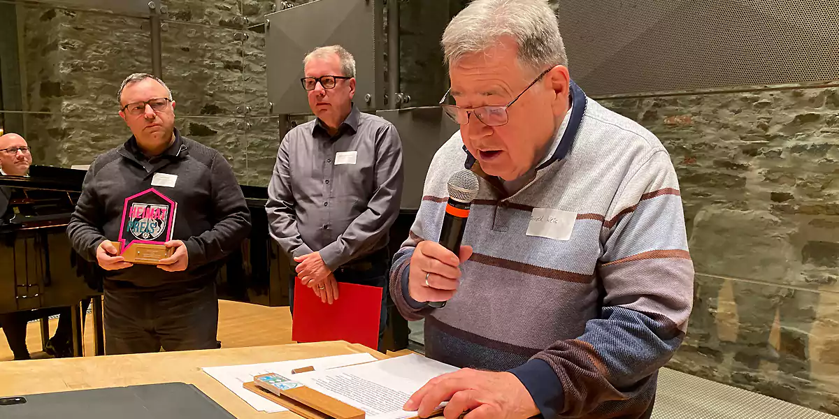 Laudator und Vereinsmitglied Arnold Weis (r.) lobte die Initiative „Tischtennis gegen Parkinson“, Initiatoren Stephan Achternbosch und Paulo Rabaca nahmen den Heimat-Preis für den DJK Blau-Weiß Annen e.V. entgegen. (Foto: Marek Schirmer)