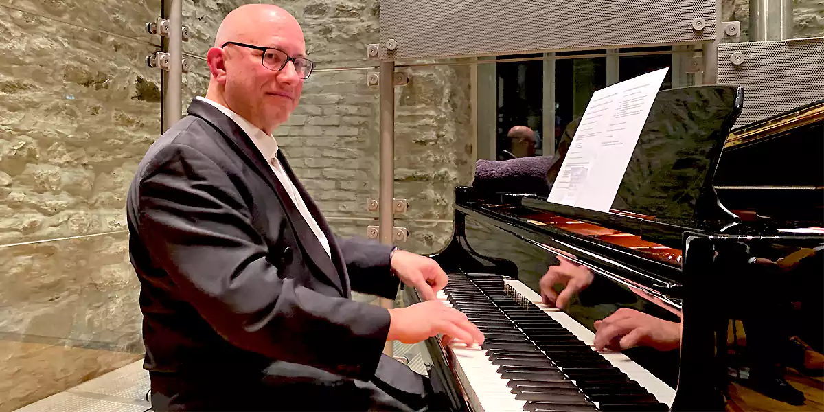 Der Wittener Pianist Jörg Hegemann unterhielt das Publikum im Haus Witten mit mitreißendem und virtuosem Spiel. (Foto: Marek Schirmer)