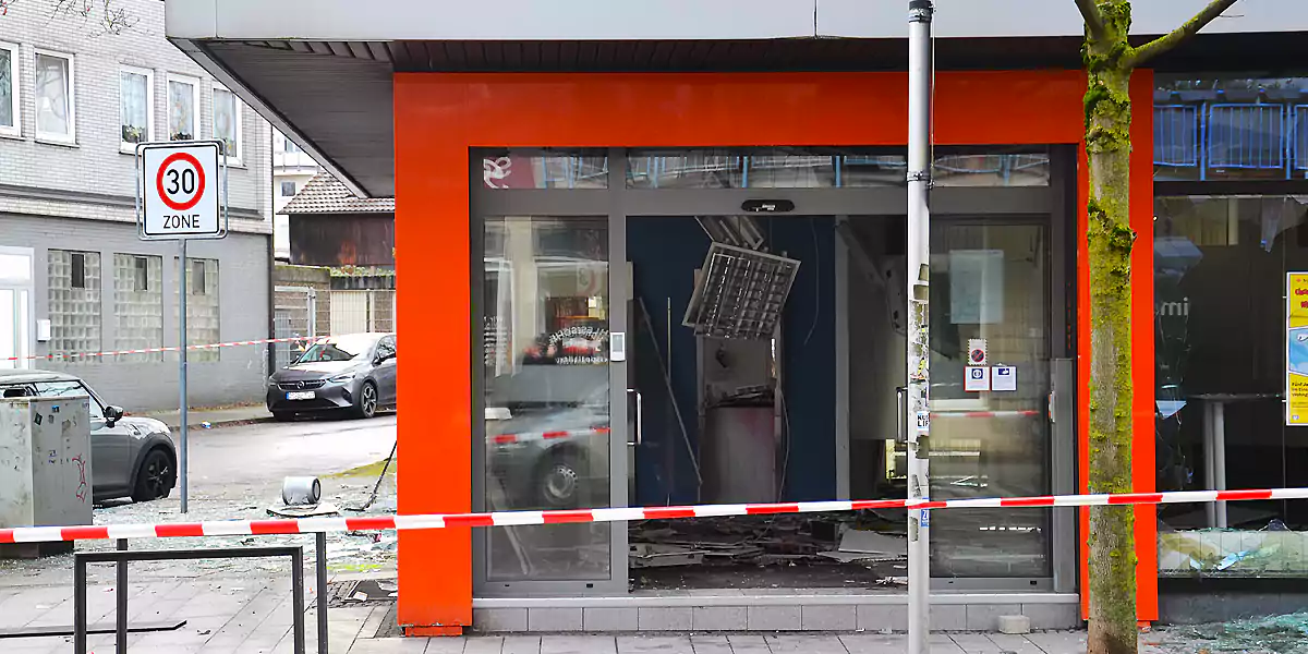 Volksbank-Filiale nach Sprengung des Geldautomaten. (Foto: Christian Lukas)