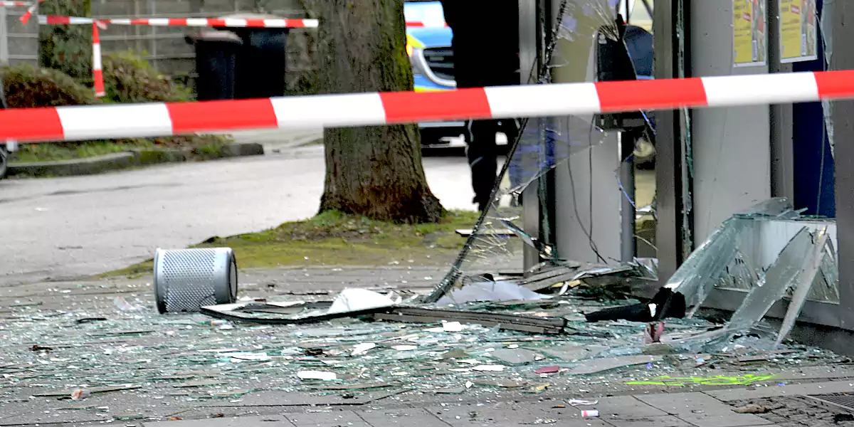 Volksbank-Filiale nach Sprengung des Geldautomaten. (Foto: Christian Lukas)