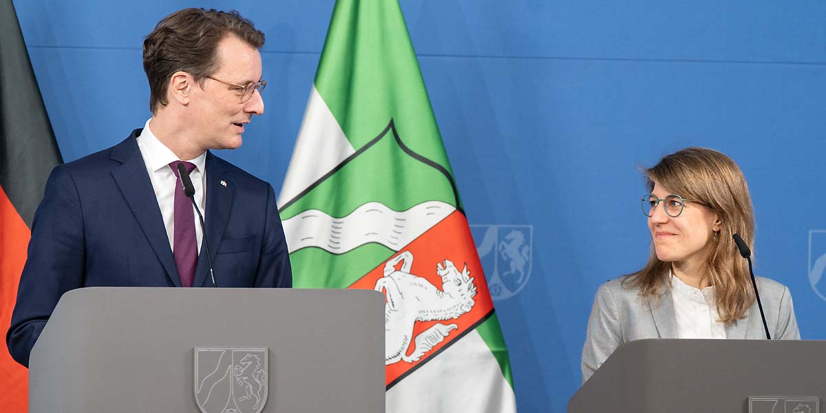 Verena Schäffer (r.) und Ministerpräsident Hendrik Wüst (l.) (Foto: Josua Dunst/Land NRW)