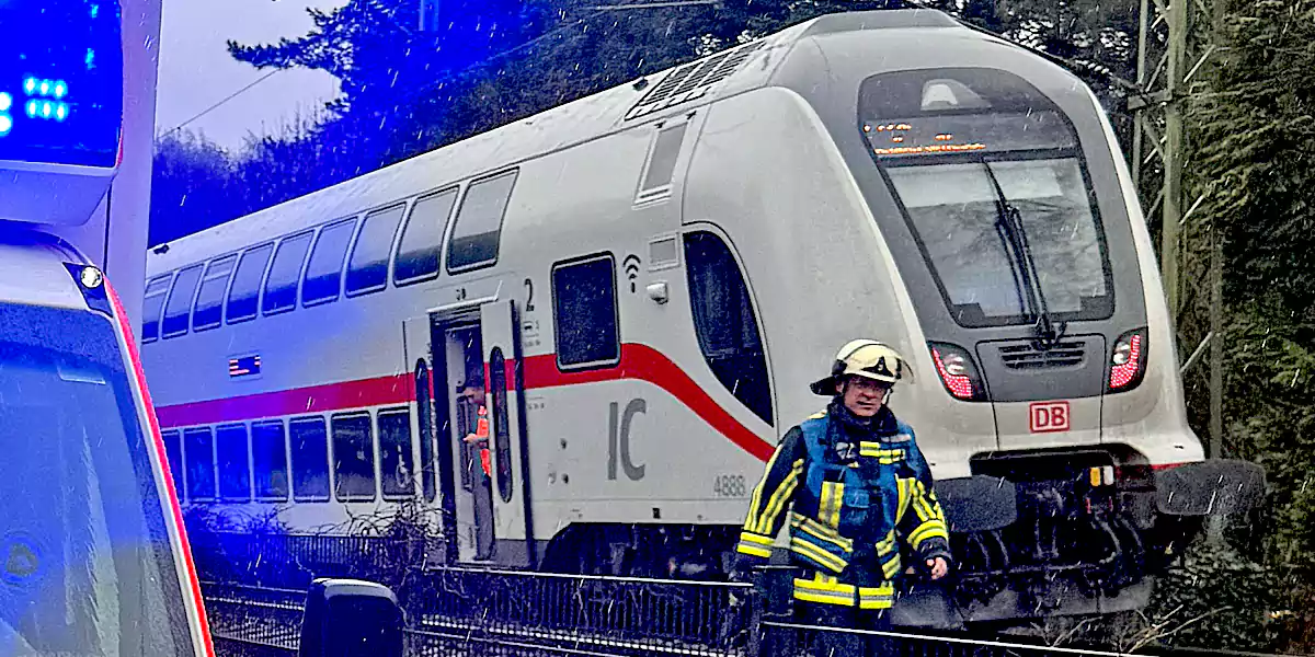 Unfall auf der DB Strecke Witten-Dortmund. Zug prallt gegen Baum. (Foto: Feuerwehr Bochum)