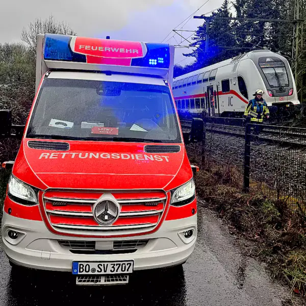 Unfall auf der DB Strecke Witten-Dortmund. Zug prallt gegen Baum. (Foto: Feuerwehr Bochum)