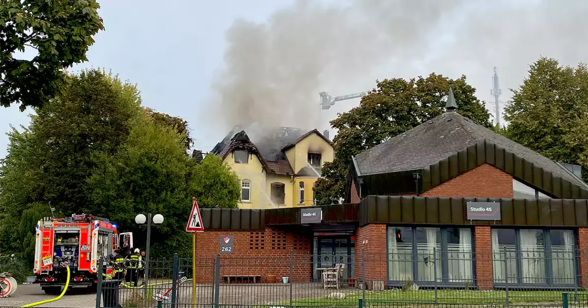 Blick von der Pferdebachstraße auf das brennende Haus im Heuweg. (Foto: Marek Schirmer)